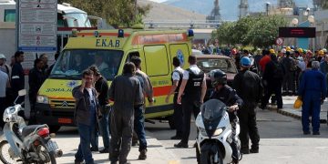 Νεκρός και δεύτερος εργαζόμενος από τη φωτιά στα ΕΛΠΕ