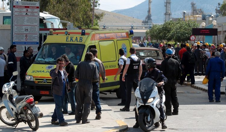 Νεκρός και δεύτερος εργαζόμενος από τη φωτιά στα ΕΛΠΕ