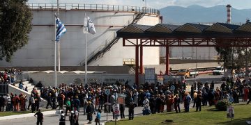 Έξι τραυματίες, οι δύο βαριά, από την πυρκαγιά στα διυλιστήρια Ασπροπύργου