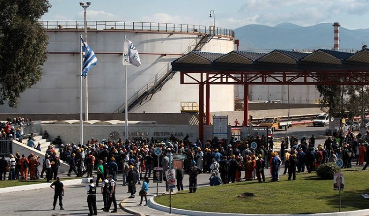 Έξι τραυματίες, οι δύο βαριά, από την πυρκαγιά στα διυλιστήρια Ασπροπύργου