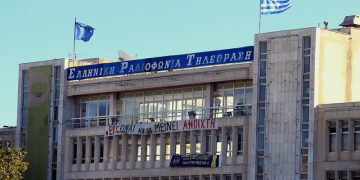 «Εισβολή» αναπληρωτών εκπαιδευτικών στην ΕΡΤ – Διακοπή του δελτίου ειδήσεων