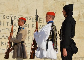 Почетный караул на площади Синтагма в форме греков Понта (видео)