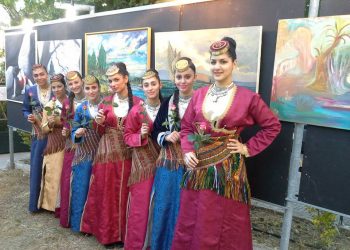 Ο Πόντος στη σκηνή της μουσικής παράστασης «Σκιών καμώματα με φωτεινά τραγούδια»