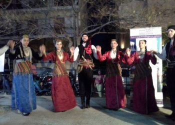 Ως και ο Καραγκιόζης χόρεψε ποντιακά! (φωτο)