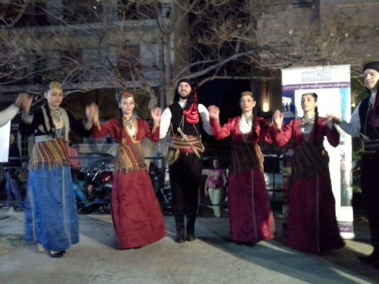 Ως και ο Καραγκιόζης χόρεψε ποντιακά! (φωτο)