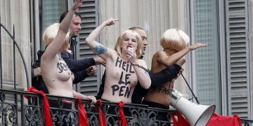 Γυμνόστηθες Femen χάλασαν την ομιλία της Λεπέν