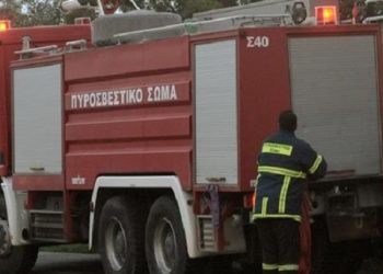 Φωτιά σε πολυκατοικία στον Εύοσμο – Πηδούσαν από μπαλκόνια για να σωθούν (βίντεο)