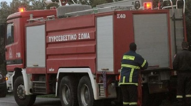 Φωτιά σε πολυκατοικία στον Εύοσμο – Πηδούσαν από μπαλκόνια για να σωθούν (βίντεο)