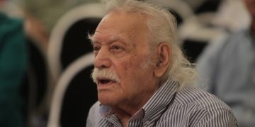 Ο Μανώλης Γλέζος βγήκε από το νοσοκομείο