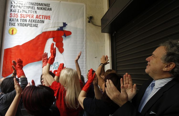 Γιορτή από τις καθαρίστριες του υπουργείου Οικονομικών (φωτο)