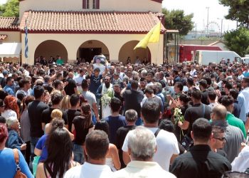 Βουβή οργή στην κηδεία του 45χρονου Ρομά στην Αγία Βαρβάρα