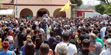 Βουβή οργή στην κηδεία του 45χρονου Ρομά στην Αγία Βαρβάρα