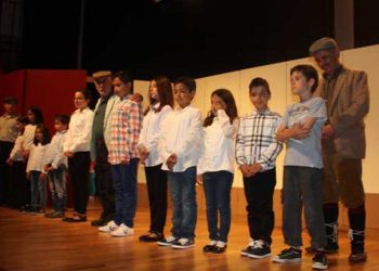 Λευκόβρυση Κοζάνης: Όταν τα προσφυγόπουλα ξεχνούν συμμετέχοντας σε θεατρικό παιχνίδι