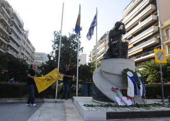 Ο ήχος της ποντιακής λύρας υποδέχεται τον κόσμο στην πλατεία Αγίας Σοφίας της Θεσσαλονίκης