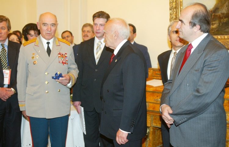 Поклон и цветы генералу Вураки