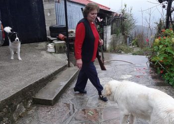 Η γυναίκα που ζει ολομόναχη σε χωριό στα σύνορα με την Αλβανία (φωτο)