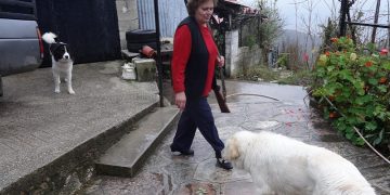 Η γυναίκα που ζει ολομόναχη σε χωριό στα σύνορα με την Αλβανία (φωτο)