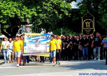 Με ποντιακές λύρες στα χέρια θυροκόλλησαν το ψήφισμά τους στην Κομοτηνή (βίντεο)