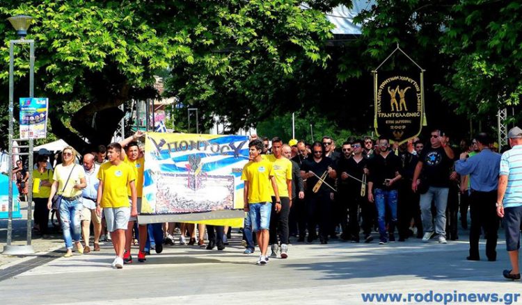 Με ποντιακές λύρες στα χέρια θυροκόλλησαν το ψήφισμά τους στην Κομοτηνή (βίντεο)