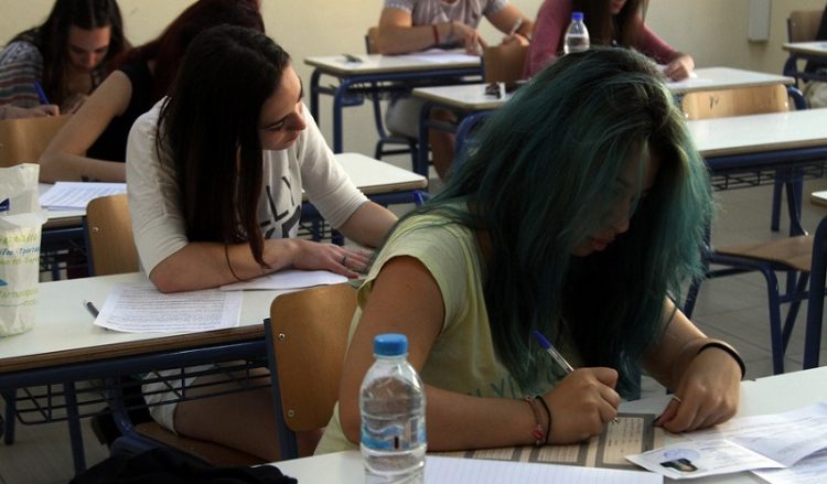 Πανελλήνιες 2015: Σε ποια μαθήματα διαγωνίζονται σήμερα οι υποψήφιοι