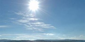 Ζεστός ο καιρός το Σάββατο, χωρίς να αποκλείονται οι βροχές