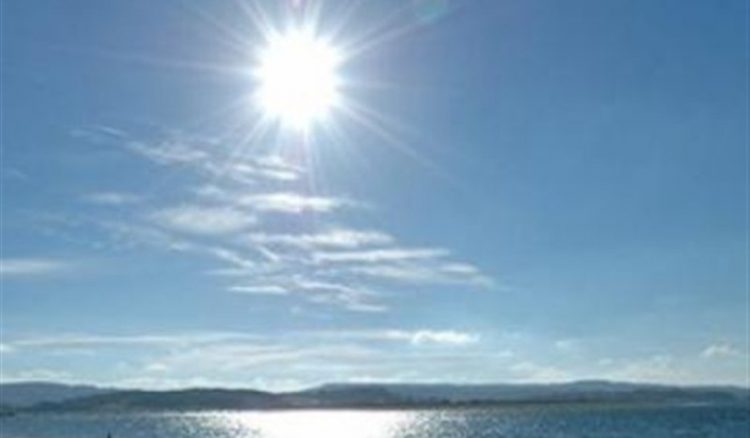 Ζεστός ο καιρός το Σάββατο, χωρίς να αποκλείονται οι βροχές