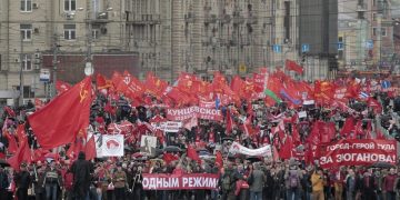 Ρωσία: 100.000 διαδηλωτές στην Κόκκινη Πλατεία για την Πρωτομαγιά! (φωτο)