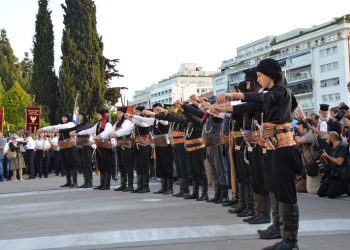 Древнегреческий танец понтийцев на центральной площади Афин (видео)