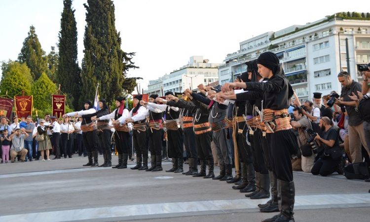 Древнегреческий танец понтийцев на центральной площади Афин (видео)