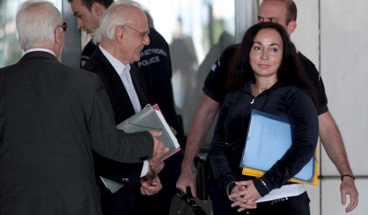 Πολιτικό πρόσωπο «έδωσε» για τις μίζες η Βίκυ Σταμάτη