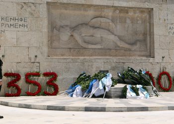 Για πρώτη φορά πυρρίχιος μπροστά στο Μνημείο του Άγνωστου Στρατιώτη