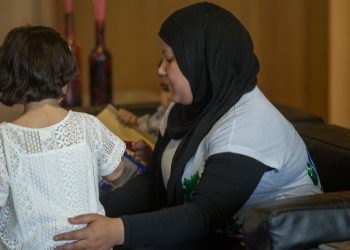 Στην αγκαλιά της μητέρας της μετά από έξι μήνες η 4χρονη Τάλα