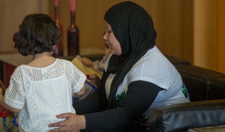 Στην αγκαλιά της μητέρας της μετά από έξι μήνες η 4χρονη Τάλα