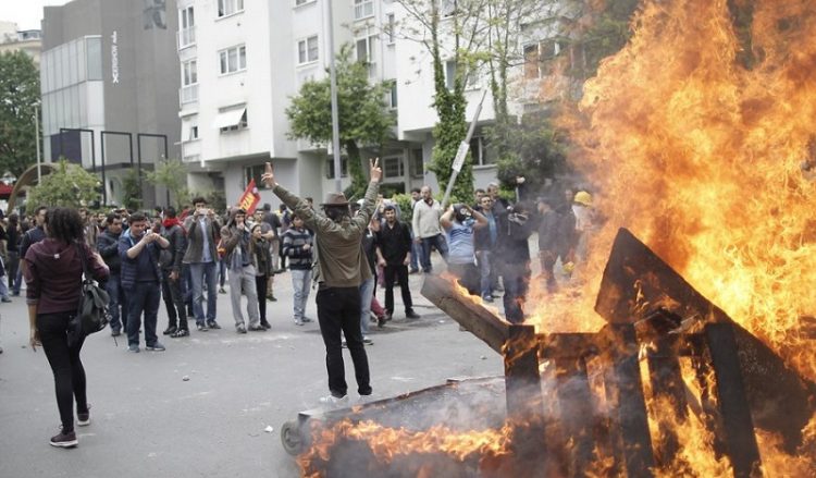 Τουρκία: Επεισόδια και συλλήψεις στην πλατεία Ταξίμ (φωτο-βίντεο)