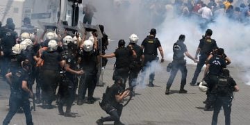 Τουρκία: Τραυματισμοί αστυνομικών σε συγκρούσεις με διαδηλωτές