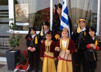 Τα παιδιά πρωταγωνιστές της ποντιακής βραδιάς της Ευξείνου Λέσχης Χαρίεσσας (φωτο)