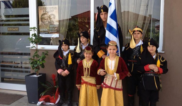 Τα παιδιά πρωταγωνιστές της ποντιακής βραδιάς της Ευξείνου Λέσχης Χαρίεσσας (φωτο)