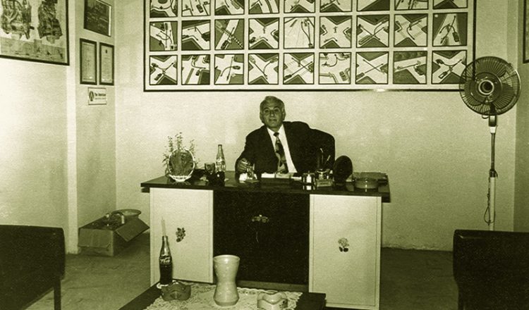 Ο Ζώρας Μελισσανίδης στη Σχολή Οδηγών που διατηρούσε στη Νίκαια (πηγή: βιβλίο Τάσου Κοντογιαννίδη «Ο Ζώρας του Πόντου – Γεώργιος Μελισσανίδης»)