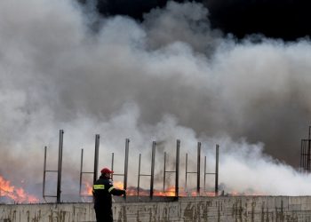 Τοξικός ο καπνός που έχει καλύψει την Αθήνα από τη φωτιά στον Ασπρόπυργο - Media Gallery