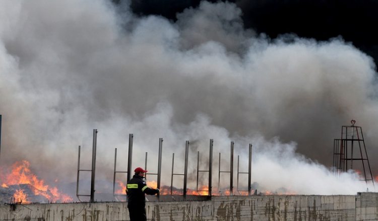 Τοξικός ο καπνός που έχει καλύψει την Αθήνα από τη φωτιά στον Ασπρόπυργο - Media Gallery