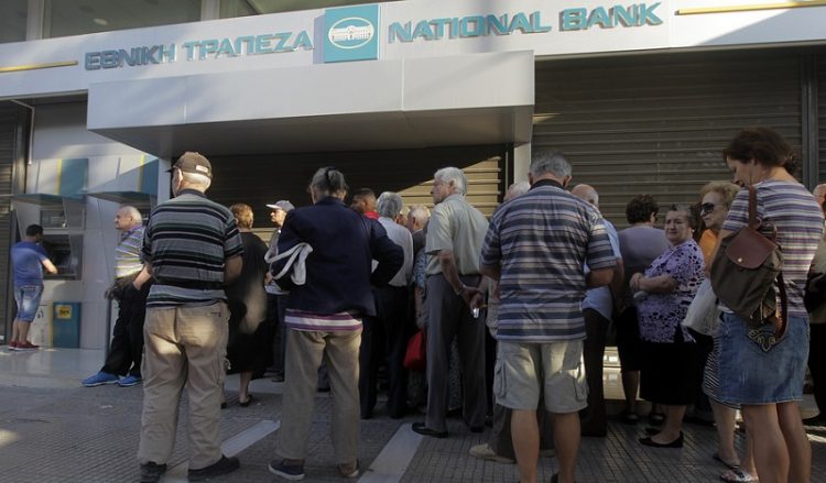 Τέλος οι ουρές για τα 420 ευρώ