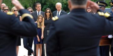 Τα δάκρυα του Αμερικανού αντιπροέδρου στην κηδεία του γιου του (βίντεο, φωτο)