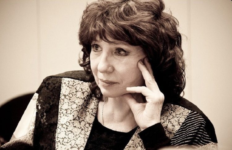 Елена Камбурова: день рождения певицы и актрисы греческого происхождения