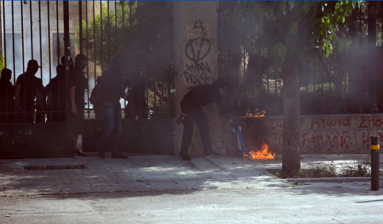Επεισόδια από αντιεξουσιαστές γύρω από το Πολυτεχνείο