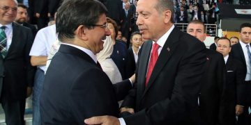 Παραιτήθηκε ο Νταβούτογλου από πρόεδρος του κόμματος