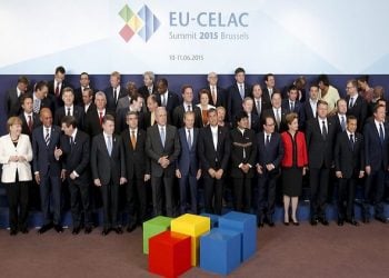Ο Αβραμόπουλος «έφαγε» τον Γιούνκερ στις Βρυξέλλες