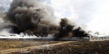 Στον εισαγγελέα ο 34χρονος υπεύθυνος του εργοστασίου που κάηκε στον Ασπρόπυργο