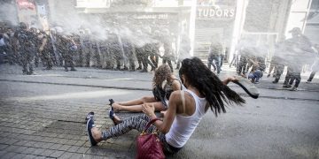 Βίαιη καταστολή από την αστυνομία του Gay Pride στην Κωνσταντινούπολη