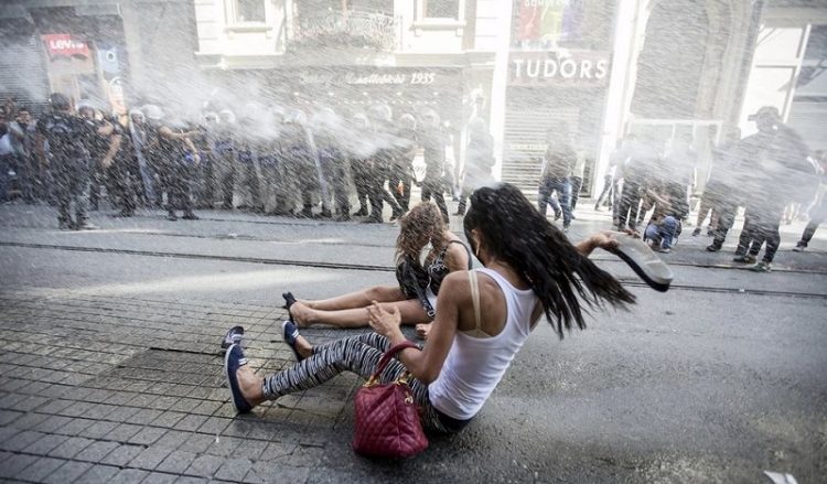 Βίαιη καταστολή από την αστυνομία του Gay Pride στην Κωνσταντινούπολη