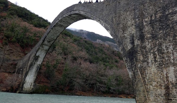 Ξεκινούν οι εργασίες αναστήλωσης του ιστορικού γεφυριού της Πλάκας στα Τζουμέρκα